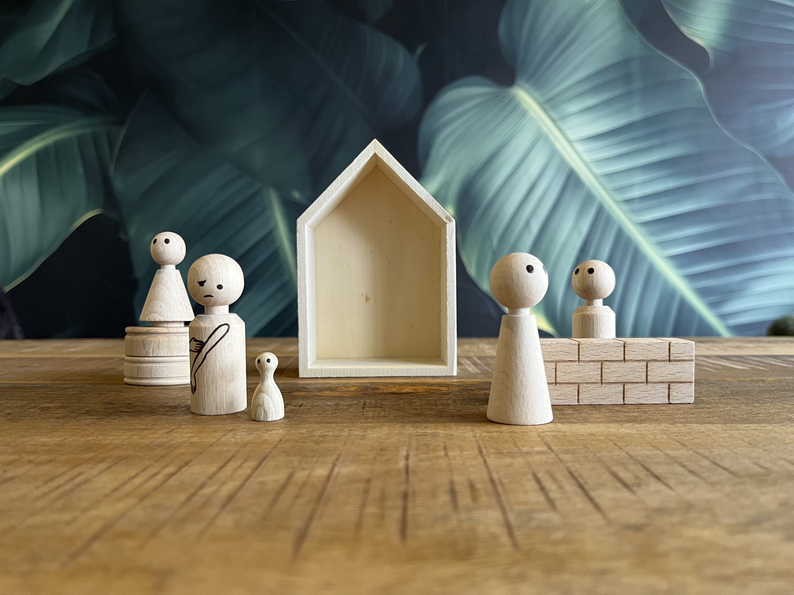 Opstellingen met houten figuren